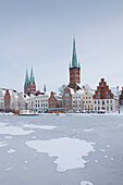  Obertrave, old town houses, St. Mary&#39;s Church, St. Petri Church, winter, Hanseatic City of Luebeck, Schleswig-Holstein, Germany 