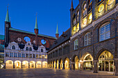 Rathausmarkt bei Nacht, Hansestadt Lübeck, Schleswig-Holstein, Deutschland