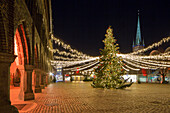 Blick ueber den Weihnachtsmarkt auf St. Petri, Hansestadt Lübeck, UNESCO Weltkulturerbe, Schleswig-Holstein, Deutschland