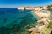 Banje Beach und die Altstadt von Dubrovnik, Kroatien, Europa 