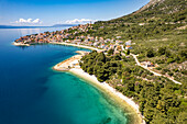 Stadtansicht und Strand von Igrane aus der Luft gesehen, Kroatien, Europa 