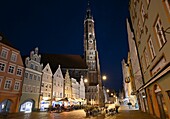 Strasse Altstadt mit Martins-Kirche am Abend, Landshut an der Isar, Bayern, Deutschland