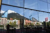 Spiegelung der Berge in Glasfassade am Fluß Inn, Altstadt von Innsbruck, Tirol, Österreich