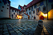 Abendstimmung, Hohes Schloss, spätgotisches Burgschloss auf einem Hügel über der Altstadt von Füssen, Bayern, Deutschland
