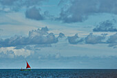 Afrika, Insel Mauritius, Indischer Ozean, Segelboot mit rotem Segel in der Lagune