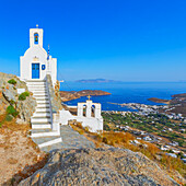  Blick auf die Kirche Agios Konstantinos und die Bucht von Livadi in der Ferne, Chora, Insel Serifos, Kykladen, Griechenland 