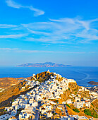  Blick auf das Dorf Chora und die Insel Sifnos in der Ferne, Chora, Insel Serifos, Kykladen, Griechenland 
