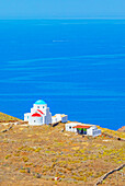  Blick auf die Kirche Agia Triada in der Nähe des Dorfes Mega Livadi, Insel Serifos, Kykladen, Griechenland 