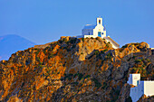  Blick auf die Kapelle Agios Konstantinos, Chora, Insel Serifos, Kykladen, Griechenland 