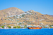  Blick auf den Hafen von Livadi und das auf einer Klippe gelegene Dorf Chora, Livadi, Insel Serifos, Kykladen, Griechenland 