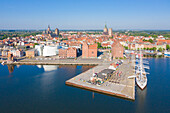 Blick auf Hafen von Stralsund, Sommer, Mecklenburg-Vorpommern, Deutschland