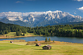  View of the Geroldsee with Karwendel Mountains, Werdenfelsener Land, Upper Bavaria, Bavaria, Germany 