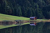 Heuschober am Geroldsee mit Spiegelbild, Werdenfelsener Land, Oberbayern, Bayern, Deutschland