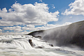 Gullfoss ist ein berühmter Wasserfall des Flusses Hvita, Sommer, Haukadalur, Island