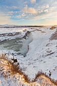 Vereister Gullfoss ist ein berühmter Wasserfall des Flusses Hvita, Winter, Haukadalur, Island