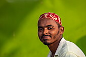 Porträt eines Mannes mit Taqiyah-Mütze, Chandpur, Distrikt Chandpur, Bangladesch, Asien
