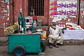  Sugarcane juice vending cart and waving elderly man, Barisal (Barishal), Barisal District, Bangladesh, Asia 