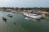 Luftaufnahme des Flusskreuzfahrtschiffs RV Thurgau Ganga Vilas (Thurgau Travel) am Fluss Dakatiya festgemacht, Chandpur, Distrikt Chandpur, Bangladesch, Asien
