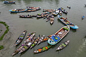 Luftaufnahme von Händlern mit Booten auf dem schwimmenden Markt Boithakata am Fluss Belua, Boithakata, Distrikt Pirojpur, Bangladesch, Asien