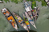 Luftaufnahme von Händlern mit Booten auf dem schwimmenden Markt Boithakata am Fluss Belua, Boithakata, Distrikt Pirojpur, Bangladesch, Asien