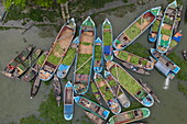 Luftaufnahme von Händlern mit Booten auf dem schwimmenden Markt Boithakata am Fluss Belua, Boithakata, Distrikt Pirojpur, Bangladesch, Asien