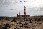  Rot-weiß gestreifter Leuchtturm, Faro de Toston, El Cotillo, Fuerteventura, Kanarische Inseln, Spanien 