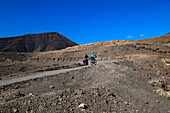 Radfahrer in der kargen Landschaft der Halbinsel Jandia Fuerteventura, Kanarische Inseln, Spanien