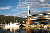 Moderne Architektur des Scandic Hotels und Boote im Hafen, Stadtzentrum von Tromsø, Norwegen