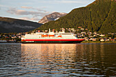 Hurtigruten Kreuzfahrtschiff Nordlys nähert sich Tromsø, Norwegen
