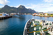 Hurtigruten Kreuzfahrtschiff kommt im Hafen von Svolvaer, Lofoten-Inseln, Nordland, Norwegen an