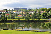  Blick über den Fluss Nidelva zur Norwegischen Universität für Wissenschaft und Technologie, Trondheim, Norwegen 