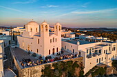 Luftaufnahme der Panagia Korfiatissa Kirche bei Sonnenuntergang, Plaka, Milos, Kykladen, Südliche Ägäis, Griechenland, Europa