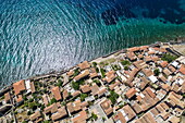 Luftaufnahme der Unterstadt und des Meeres, Monemvasia, Peloponnes, Griechenland, Europa