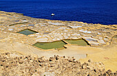 Historische alte Salzpfannen an der Küste in der Nähe von Marsalforn, Insel Gozo, Malta
