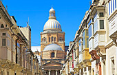 Traditionelle Häuser mit Balkonen Kuppel der Pfarrkirche Paola, Stadt Tarxien, in der Nähe von Valletta, Malta