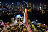 Langzeitbelichtung des Verkehrs und der Skyline von der Liquid Sky Bar des Renaissance Riverside Hotel Saigon bei Nacht, Ho-Chi-Minh-Stadt (Saigon), Vietnam, Asien