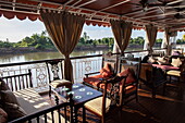 Polstersessel an Deck des Flusskreuzfahrtschiffs The Jahan (Heritage Line) auf dem Mekong, in der Nähe von Tan Chau (Tân Châu), An Giang, Vietnam, Asien