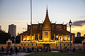 Die Thronhalle im Königspalast in der Abenddämmerung, Phnom Penh, Phnom Penh, Kambodscha, Asien