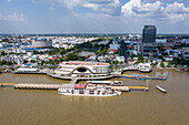 Luftaufnahme des Flusskreuzfahrtschiffs The Jahan (Heritage Line) im Kreuzfahrtterminal Mytho Marina am Mekong, Lan Ha Bay, Haiphong, Nordnietnahm, Vietnam, Asien