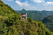 Luftaufnahme des Cat Ba Nationalparks auf der Insel Cat Ba mit Aussichtsplattform auf dem Ngu Lam Peak, Lan Ha Bay, Haiphong, Nordvietnam, Vietnam, Asien