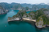 Luftaufnahme von Strand und Karstinseln, Lan Ha Bay, Haiphong, Südchinesisches Meer, Vietnam, Asien