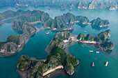 Luftaufnahme von Booten in einer Bucht mit Stränden und Karstinseln, Lan Ha Bay, Haiphong, Südchinesisches Meer, Vietnam, Asien