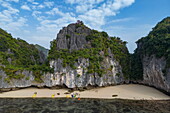 Luftaufnahme von Seekajaks am Strand mit Karstinsel, Lan Ha Bay, Haiphong, Südchinesisches Meer, Vietnam, Asien