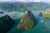 Luftaufnahme von Booten und Kreuzfahrtschiff Ginger (Heritage Line) inmitten von Karstinseln, Lan Ha Bay, Haiphong, Südchinesisches Meer, Vietnam, Asien