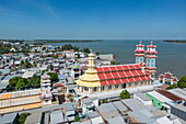 Luftaufnahme des Cao Dai Tempels und der Stadt mit dem Mekong-Fluss, Tan Chau (Tân Châu), Provinz An Giang, Vietnam, Asien