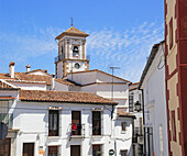Weiß getünchte Häuser gruppieren sich um den Kirchturm, Dorf Grazalema, Provinz Cadiz, Spanien