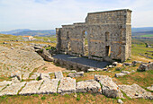 Überreste einer römischen Theaterbühne im Hintergrund, Sitzbereich, römische Stadt Acinipo, Ronda la Vieja, Provinz Cadiz, Andalusien, Spanien