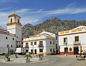 Historische Gebäude an der Plaza de la Constitucion, Montejaque, Serrania de Ronda, Provinz Malaga, Andalusien, Spanien