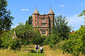 Roter Backsteinturm und blauer Himmel, Schlossgärten von Sissinghurst, Kent, England, Großbritannien