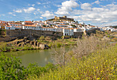 Historisches, von einer Mauer umgebenes mittelalterliches Dorf Mértola mit Burg auf einem Hügel, am Fluss Rio Guadiana, Baixo Alentejo, Portugal, Südeuropa